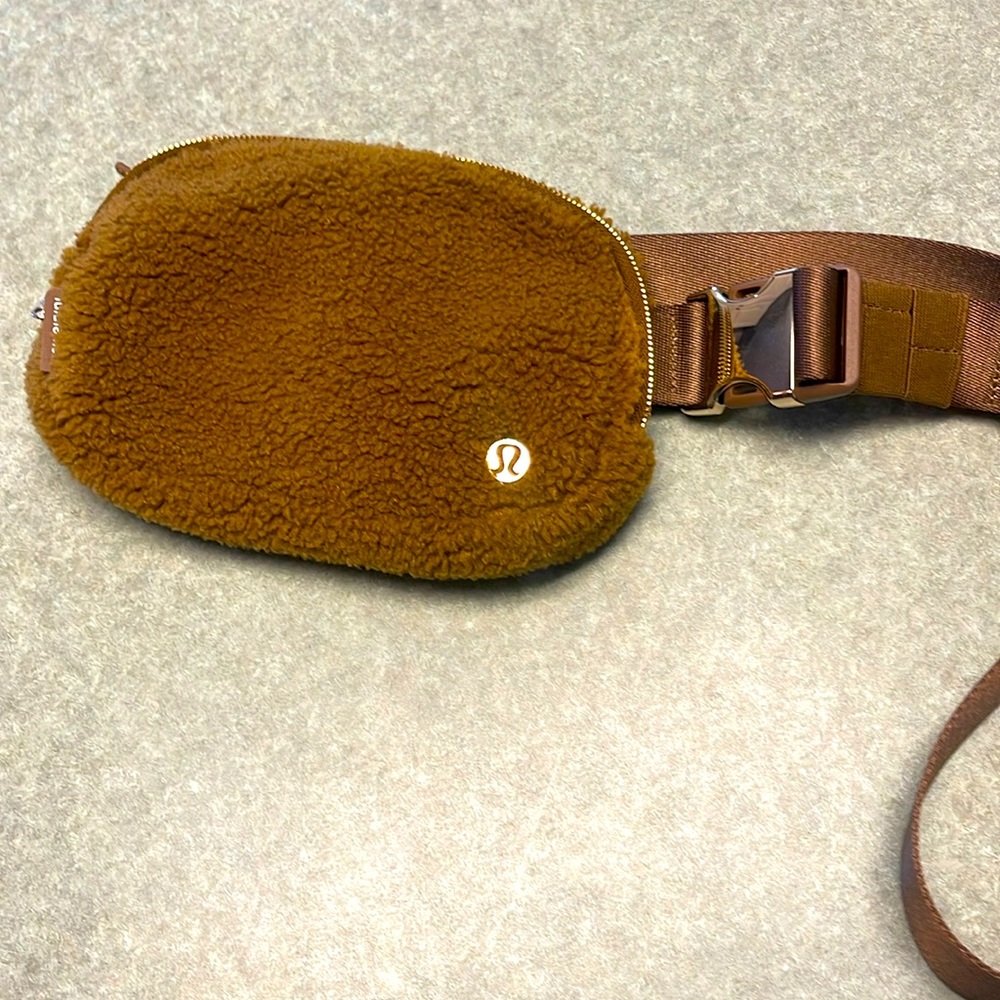 Lululemon Sherpa bag